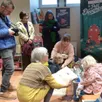 photo  catherine lejard, l’une des membres bénévoles de la bibliothèque, se met à la disposition des petits pour des histoires à découvrir. 