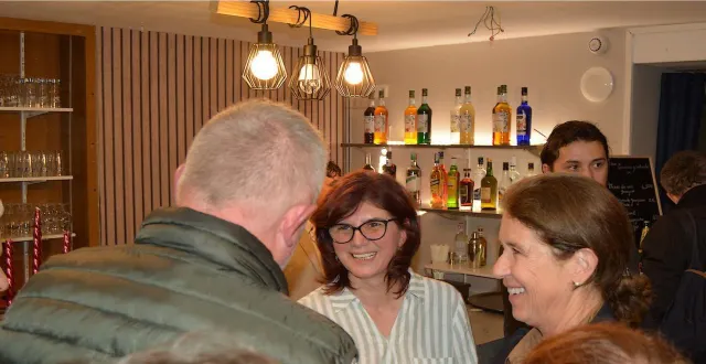 photo  au centre, madina koumaritova lors de l’inauguration du bar restaurant.  &copy;  ouest-france 