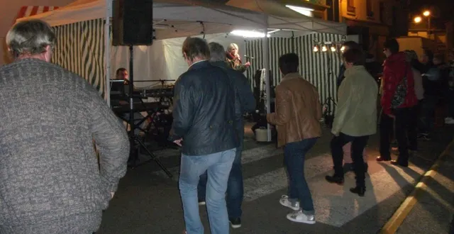 photo  l’année dernière, lors de la soirée du terroir, une danse en ligne avait été improvisée sur le trottoir.  &copy;  archives ouest-france 