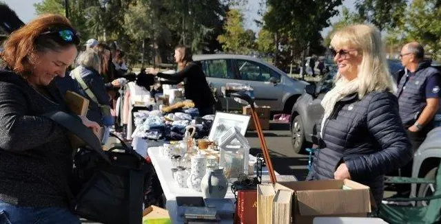 photo  le soleil et le public étaient au rendez-vous, dimanche, pour le vide-greniers du comité des fêtes.  &copy;  ouest-france 