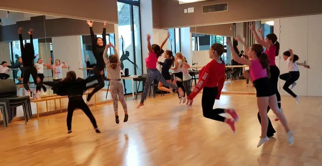 photo  ambiance rythmée et sourires assurés pour le premier atelier de modern jazz à l’emd de bonnétable.  &copy;  le maine libre 