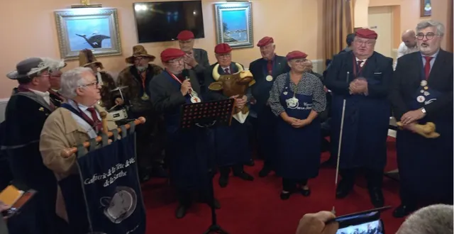 photo  le grand maitre de la confrérie de la tête de veau, jean-paul hennin, au centre, en pleine intronisation.  &copy;  le maine libre 