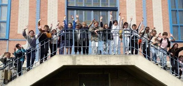 photo  les élèves de cm2 à l’issue de leur visite à la fonderie d’antoigné.  &copy;  le maine libre 