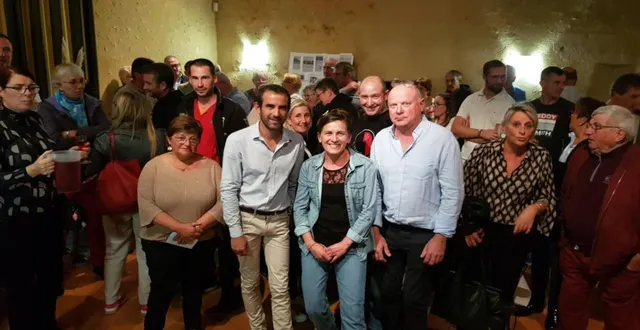 photo  françois perronny, salué par tous les invités pour ses années de dévouement à l’occasion des 50 ans du comité des fêtes.  &copy;  le maine libre 