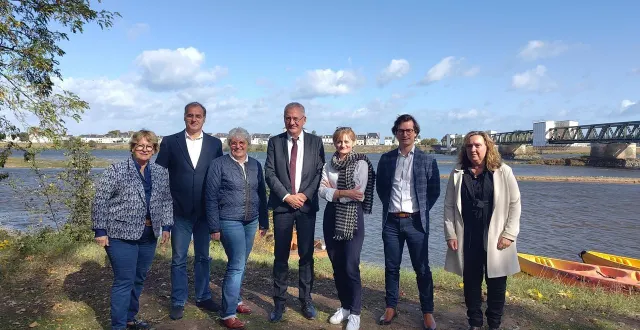 photo  patrice mangeard (au centre) présente sa liste pour les municipales 2026 à loire-authion (maine-et-loire). de gauche à droite : martine gendron, grégoire de tournemire, myriam pichon, margot manni, grégory berger et karine viez.  &copy;  ouest-france 