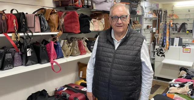 photo  rue de l’île à sablé-sur-sarthe, le gérant des bagages de l’île, gérard pasquier, déstocke tout avant de prendre sa retraite d’ici fin novembre 2025  &copy;  le maine libre 