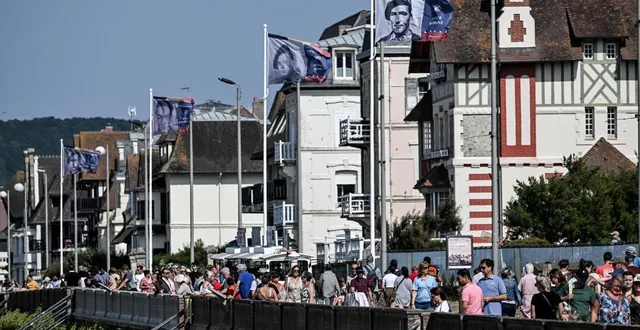 photo  le dimanche 10 août 2025, les touristes étaient nombreux sur la plage de cabourg (calvados).  &copy;  archives martin roche / ouest-france 