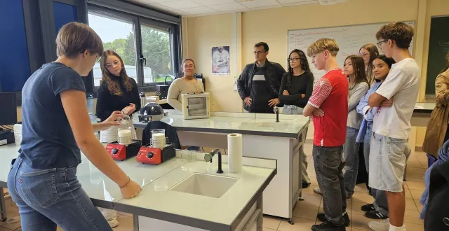 photo  des élèves de première présentent aux collégiens une expérience sur l’extraction de la caséine du lait.  &copy;  le maine libre 