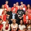 photo pierre lemarchal, ici entouré de la troupe espayrance, se produit une dernière fois en sarthe.