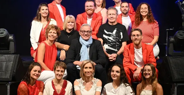 photo  pierre lemarchal, ici entouré de la troupe espayrance, se produit une dernière fois en sarthe.  &copy;  le maine libre 