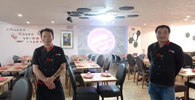 photo  zhijun chen, gérant de bbq club (à droite) avec son chef yang zhang.  &copy;  ouest-france 