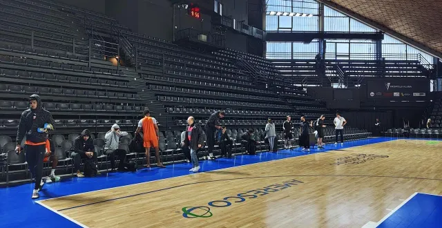 photo  la délégation mancelle a pris ses marques dans la salle serbe avant son premier match européen de la saison en ligue des champions.  &copy;  msb 