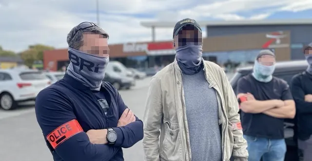 photo  les hommes de la bri sur le parking de l’intermarché de saint-avé (morbihan), juste après avoir récupéré la fillette et interpellé son père et l’homme avec lequel il se trouvait.  &copy;  ouest-france 