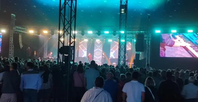 photo  la « folie des années 80 », le concert du samedi soir au comice de pizieux.  &copy;  dr 