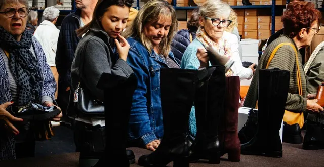 photo  des dizaines de clients ont fait le déplacement dès l’ouverture pour dénicher une dernière bonne affaire.  &copy;  ouest-france 