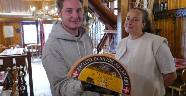 photo  paul et manon lereteux ont repris le chalet. l’établissement est ouvert sept soirs sur sept.  &copy;  le maine libre - denis lambert 