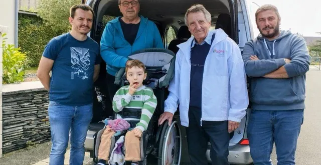 photo  alain hornoy, délégué pays de la loire de l’adps (en bleu clair) est venu rencontrer victor et sa famille, et ainsi découvrir le véhicule adapté dont l’aménagement a été l’objet d’une aide de 3 000 euros.  &copy;  co 