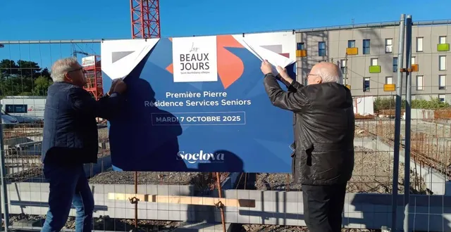 photo  défilmage de panneaux présentant la future résidence par le maire dominique bréjeon et daniel dimicoli, président de la soclova.  &copy;  co 