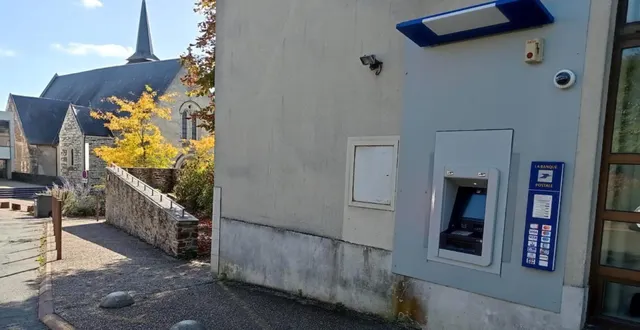 photo  le distributeur de la poste, place abbé-thomas, dans le centre-bourg, dysfonctionnel régulièrement.  &copy;  co 
