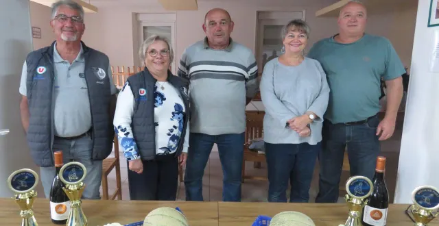 photo  samedi dernier, la société de boule de fort des cultivateurs organisait la finale de son concours « un homme, une femme ». 38 équipes s’étaient engagées et, au terme, odile et jean-luc mouteau ont eu raison de vanessa et fred rousseau sur le score de 12 à 8. michèle et philippe janas et christine et jean-noël dabin complètent le podium. après avoir remercié participants et organisateurs, le président jean-noël dabin a rappelé les concours à venir, notamment le « un homme, une femme » de l’amicale ainsi que le challenge communal organisé sur tout le territoire de loire-authion.  &copy;  co 