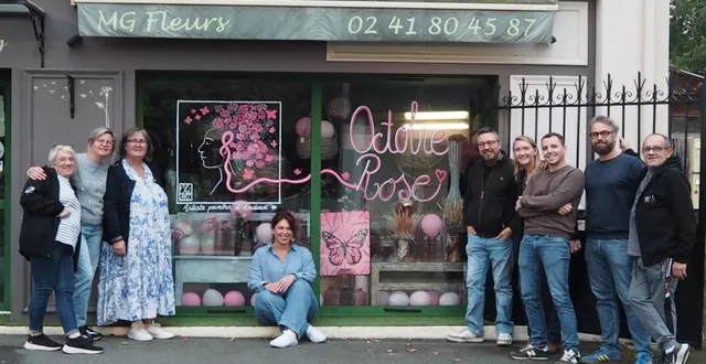 photo  pour marquer leur soutien à l’action octobre rose, les commerçants ont fait appel au talent de charlotte de cha’art.  &copy;  co 