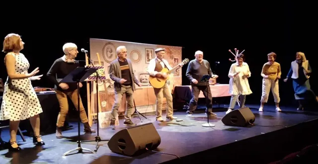 photo  lundi dernier, avec son spectacle « la belle histoire du bal perdu », romuald marx, chanteur guitariste, accompagné d’une violoncelliste, a permis aux spectateurs de faire un voyage dans le temps. il a imaginé l’histoire de pierre et de roselyne (une spectatrice) entre les années 1921 et 1984, avec en support des chansons que tous les aînés ont en tête et qu’ils ont repris volontiers. certains sont même montés sur scène pour twister comme en 1963 ou interpréter claude françois et ses claudettes.  &copy;  co 