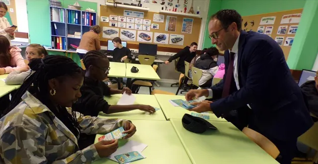 photo  c’est la première fois que le département se déplace à l’erea de changé pour distribuer dictionnaires, chèques cadeaux et ordinateurs.  &copy;  le maine libre 