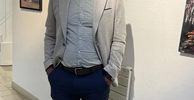 photo  yassine fadel lors du vernissage de ses œuvres  &copy;  le maine libre 