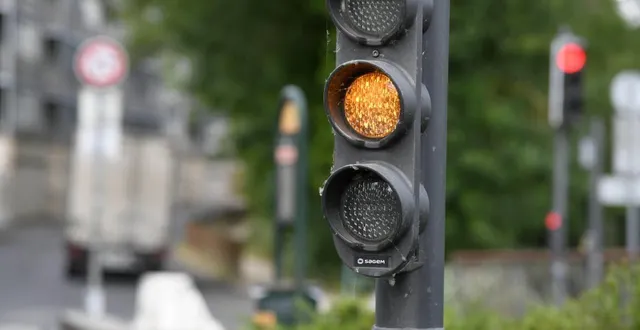 photo  le feu passe à l’orange, je continue ou je m’arrête ?  &copy;  photo d’illustration - archives le courrier de l’ouest - marie delage 