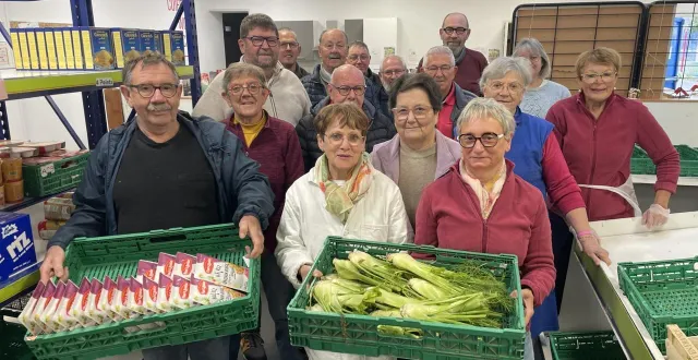 photo  une petite partie des bénévoles de l’antenne des restos du cœur à argentan.  &copy;  ouest-france 