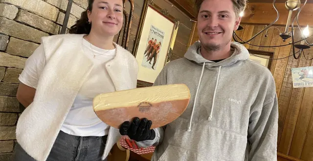 photo  paul lereteux, 22 ans, et son épouse manon ont fait le plein de fromage pour la réouverture du chalet, en centre-ville du mans (sarthe). ils ont recruté quatre salariés.  &copy;  ouest-france 