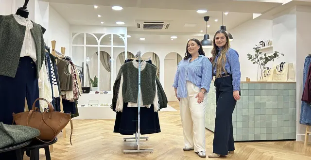 photo  marie-sarah silva, responsable du magasin manceau (à gauche), avec gwendoline bukwald, responsable du réseau de l’enseigne mlle cabestan.  &copy;  le maine libre 