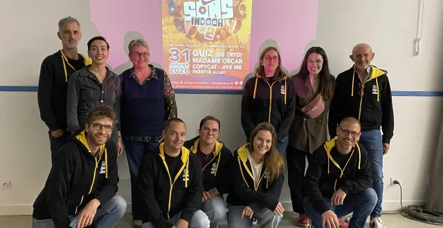 photo  aux côtés du président pierre-yves grimaud (derrière à gauche) et du programmateur bertrand de beaumont (devant à gauche), l’équipe organisatrice du festival rêve à sons, à la pommeraye (mauges-sur-loire).  &copy;  ouest-france 