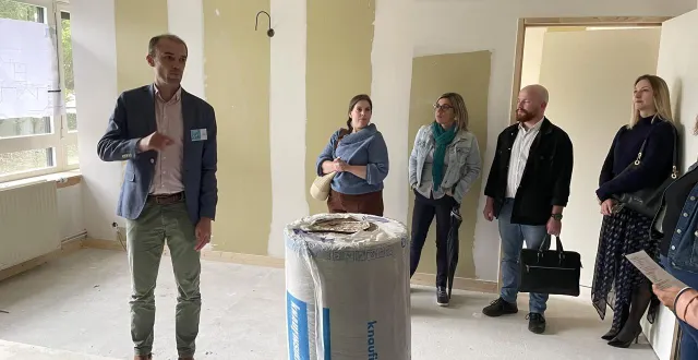photo  le responsable de la mission économique du pays sabolien, pierre-marie-gourhand a fait visiter le chantier du futur tiers-lieu économique, la virgule, vendredi 3 octobre 2025.  &copy;  le maine libre 
