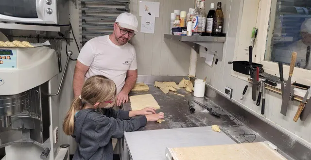 photo  evie fabrique son mini-croissant sous l’œil attentif de nicolas chastellier, artisan boulanger.  &copy;  ouest-france 