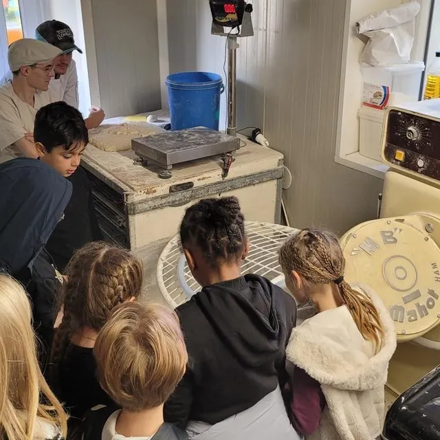 photo les élèves observent le pétrin, outil indispensable du boulanger.  ©  ouest-france