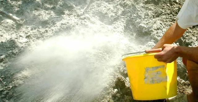 photo  la chaux vive est un produit irritant et particulièrement dangereux pour les yeux (photo d’illustration).  &copy;  archives franck duvray / ouest-france 