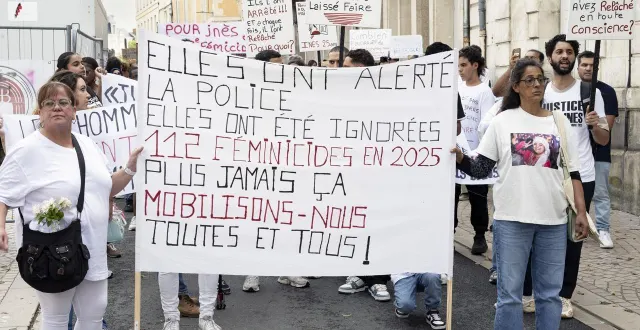 photo  poitiers, le 20 septembre 2025. au moins 1 200 personnes avaient participé à une marche blanche en mémoire d’inès mecellem, 25 ans, assassinée de plusieurs coups de couteau par son ex-compagnon le 8 septembre. violentée et menacée de mort, inès avait porté plainte à six reprises et bénéficiait d’un téléphone grave danger. le meurtrier est toujours en fuite.  &copy;  photo afp 