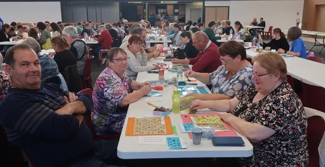 photo  la ménitré, le 28 septembre 2025. parmi les joueurs, certains sont des habitués. tous espèrent décrocher le gros lot mais viennent d’abord pour la convivialité.  &copy;  co - agathe le nueff 