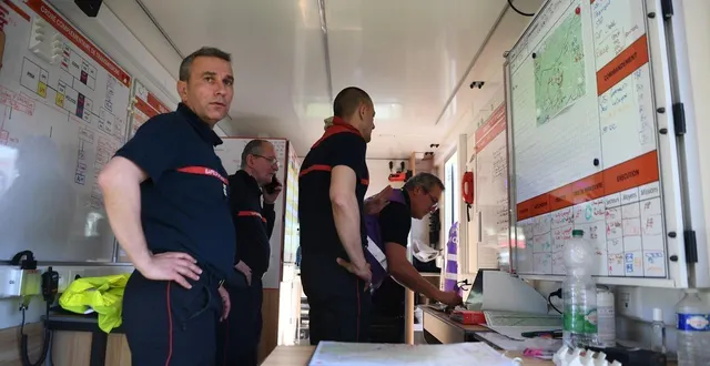 photo  de nouveaux outils équipent les pompiers pour piloter leurs opérations, comme ici lors de l’incendie du massif forestier de la breille-les-pins (maine-et-loire) en avril 2025.  &copy;  co - josselin clair 
