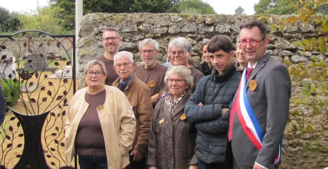 photo  près de deux ans après le ravivage de sa forge artisanale, arthezé (sarthe) a inauguré le fruit de son travail, un arbre de vie qui orne maintenant le portillon du cimetière du village.  &copy;  ouest-france 