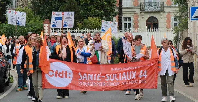 photo  environ 150 personnes ont participé à la manifestation contre la fermeture de l’usld (unité de soins longue durée) de pouancé, jeudi 9 octobre.  &copy;  ouest-france 