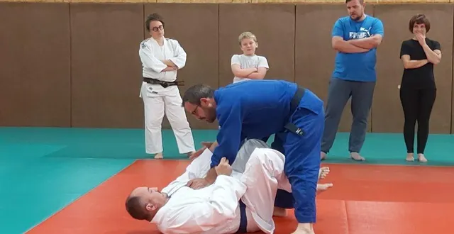 photo  le professeur benoît hubert (debout) et un élève de son cours adulte.  &copy;  ouest-france 