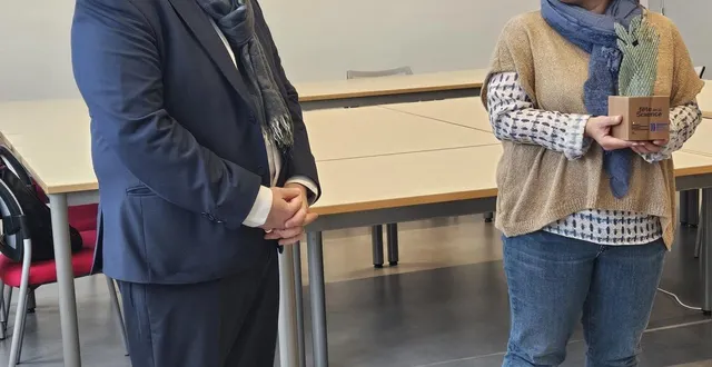 photo  nicolas boyard a remis un trophée à maud barré pour son investissement de longue date à la fête de la science  &copy;  le maine libre 