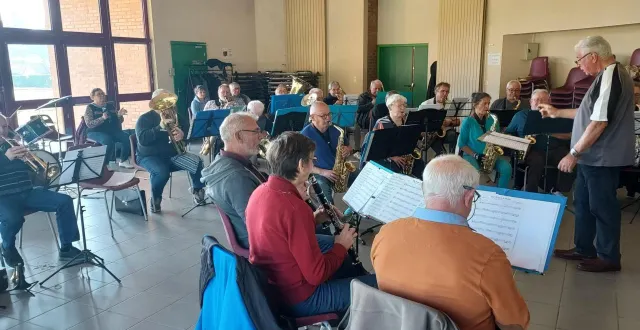 photo  les musiciens du cercle musical des brières et du gesnois en pleine répétition.  &copy;  le maine libre 