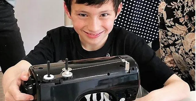 photo  la couture plaît aussi aux garçons.  &copy;  archives le maine libre 