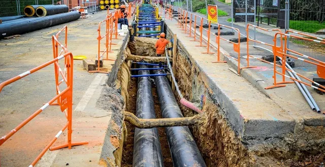 photo  les travaux du second réseau de chaleur, ici rue de saint-aubin.  &copy;  photo le maine libre – yvon loué 