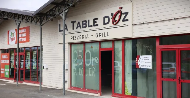 photo  la devanture de la future pizzeria a été posée il y a quelques jours, rue de la martinière, à sablé-sur-sarthe.  &copy;  ouest-france 