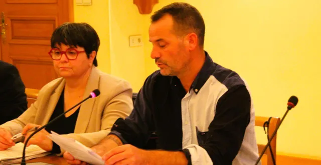 photo  jérôme delaunay, adjoint aux sports, présente le projet de terrains de padel porté par so padel, retenu à l’issue de l’analyse des deux candidatures.  &copy;  le maine libre 