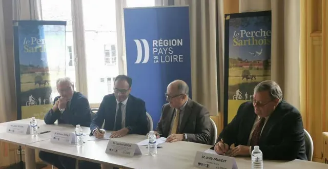 photo  les signataires de la convention.  &copy;  le maine libre 